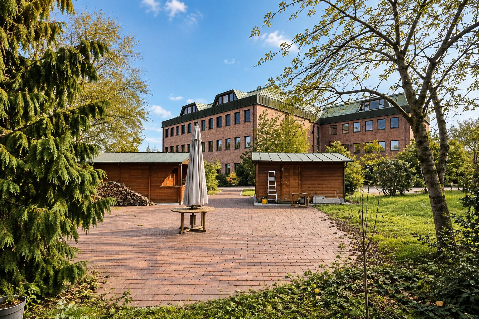 Innenhof mit Bürogebäude