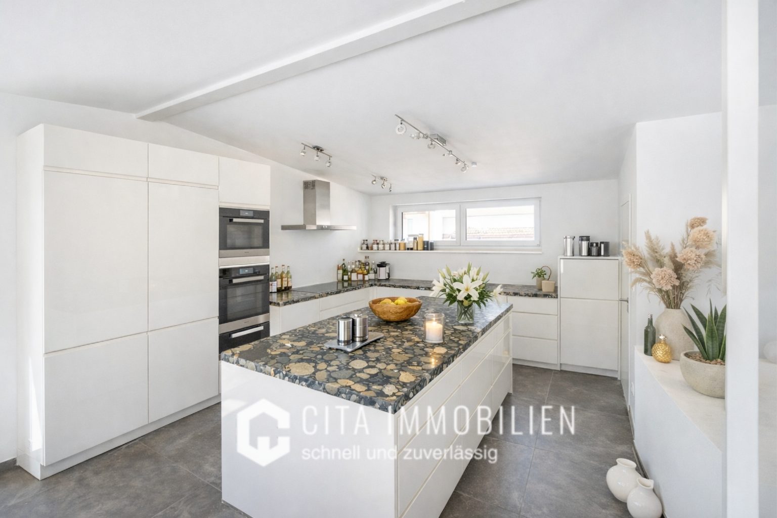Exklusive 2,5 Zimmer Penthouse-Maisonette mit Dachterrasse & Stellplatz in Frankfurt-Preungesheim