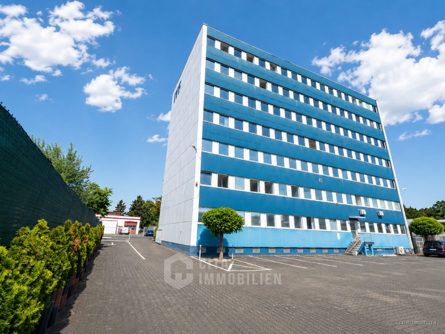 Bürogebäude Offenbach-Waldhof | 2.400 m² auf 3.002 m² Grund | 50 Stellplätze | teilbar ab 500 m²