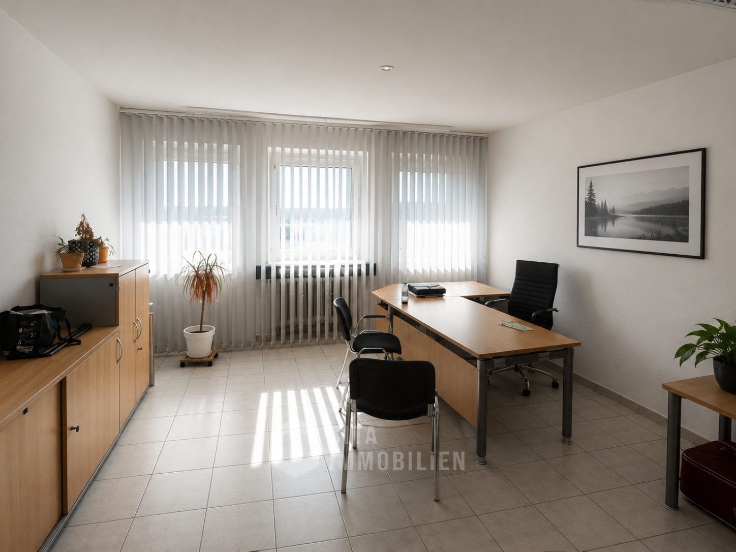 Büroraum mit Fensterfront