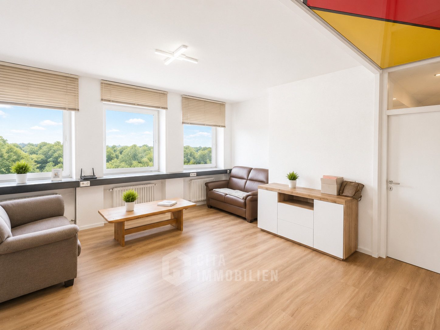 Büroraum mit Fensterfront
