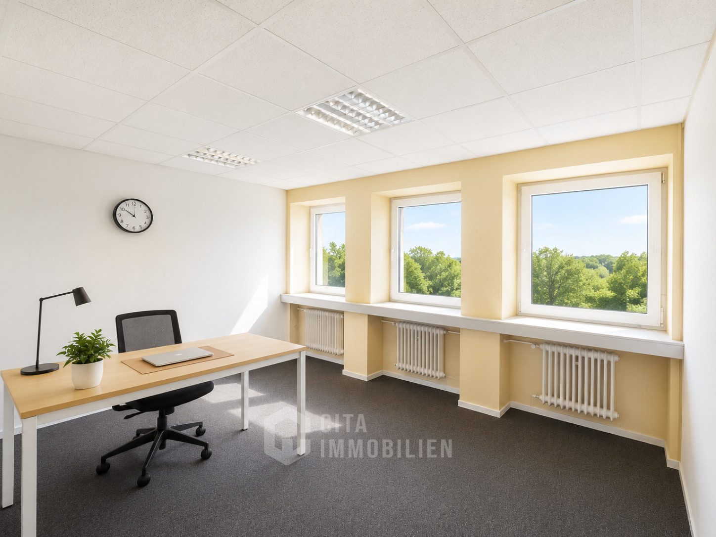 Büro mit Fensterfront