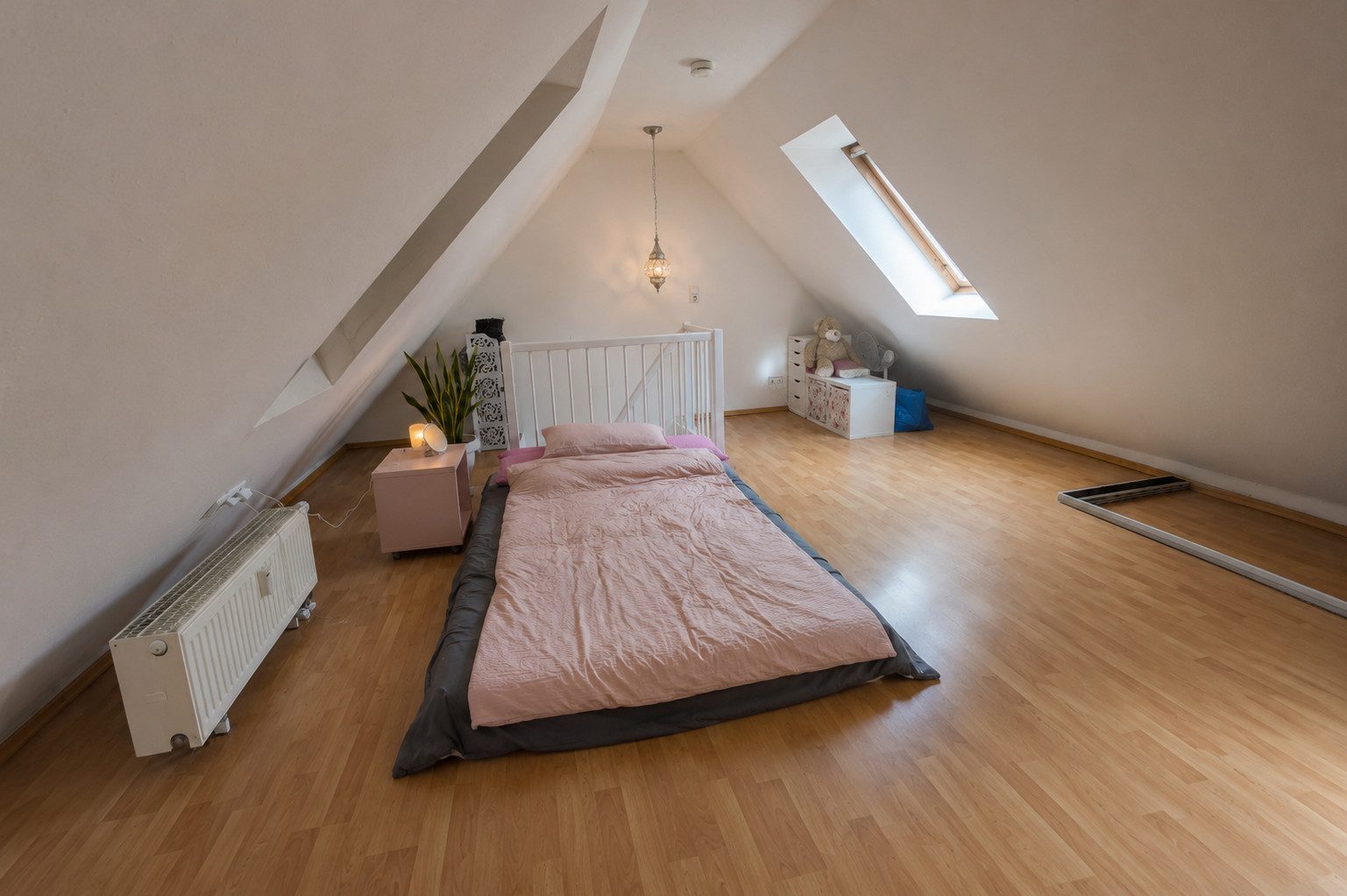 Schlafzimmer mit Dachschräge