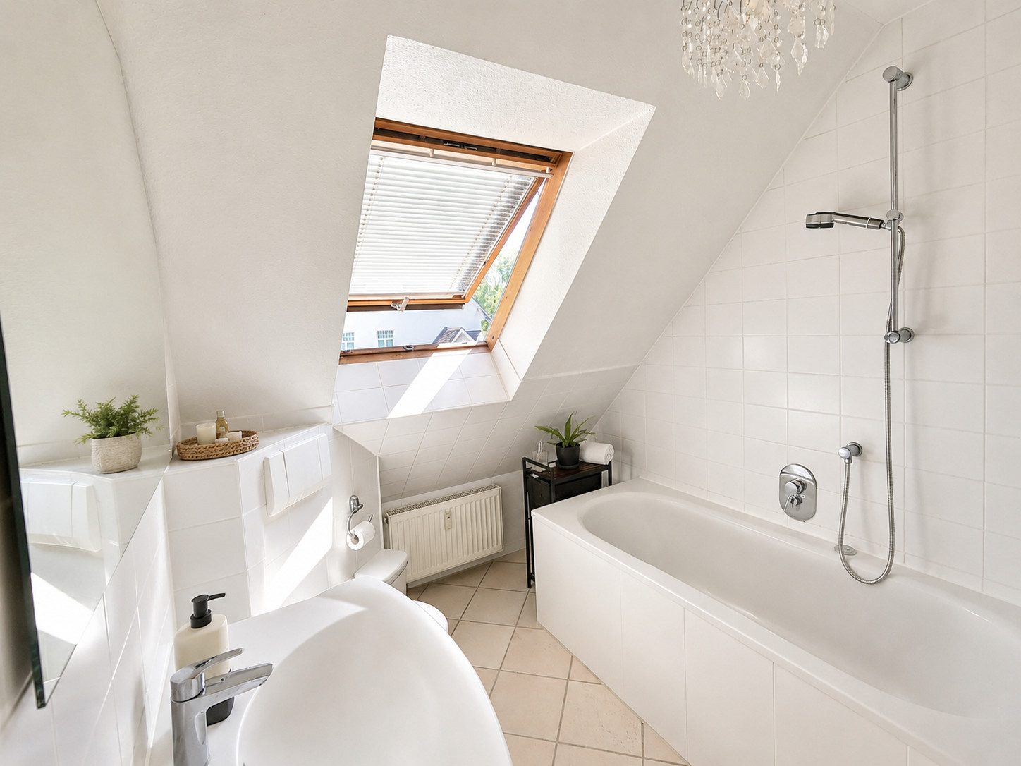 Badezimmer mit Dachfenster