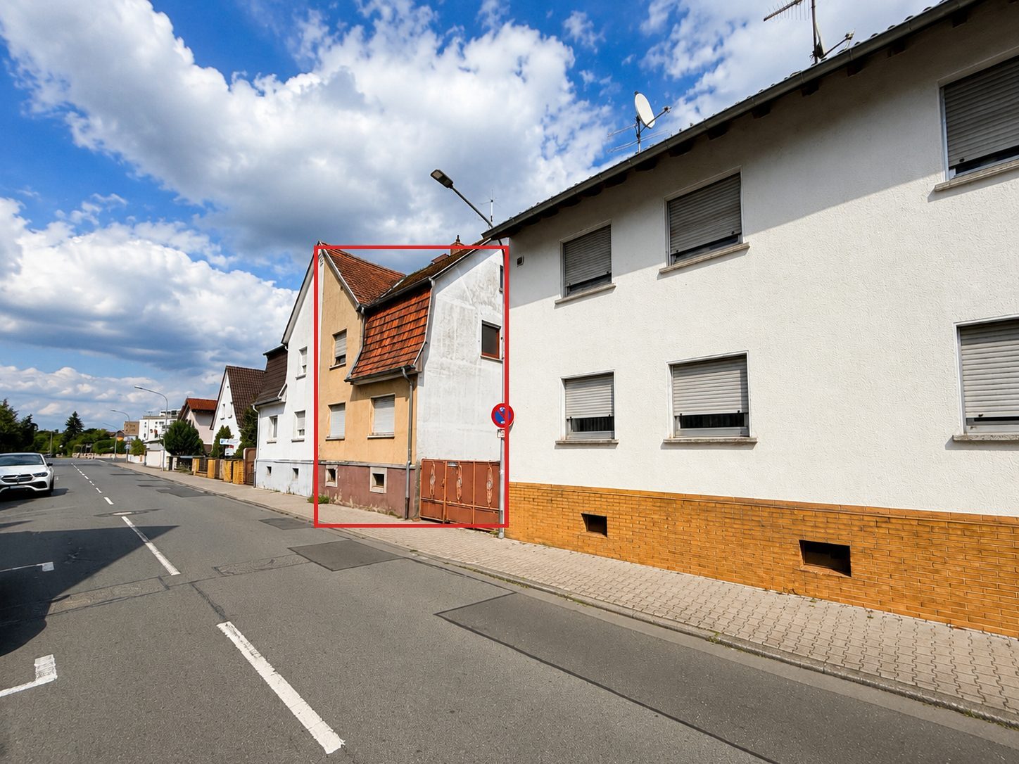 Leerstehendes Zweifamilienhaus mit großem Grundstück, Anbau & Garage in Rödermark