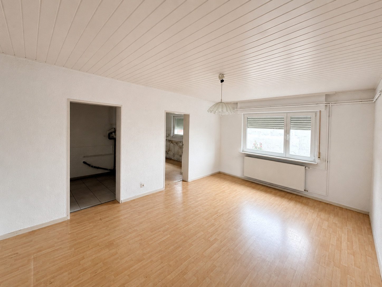 Wohnzimmer mit Fensterfront