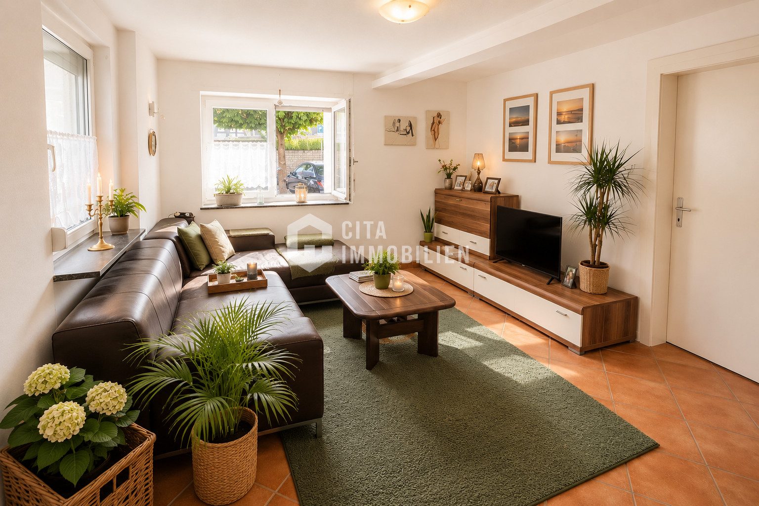 Wohnzimmer mit Fensterfront