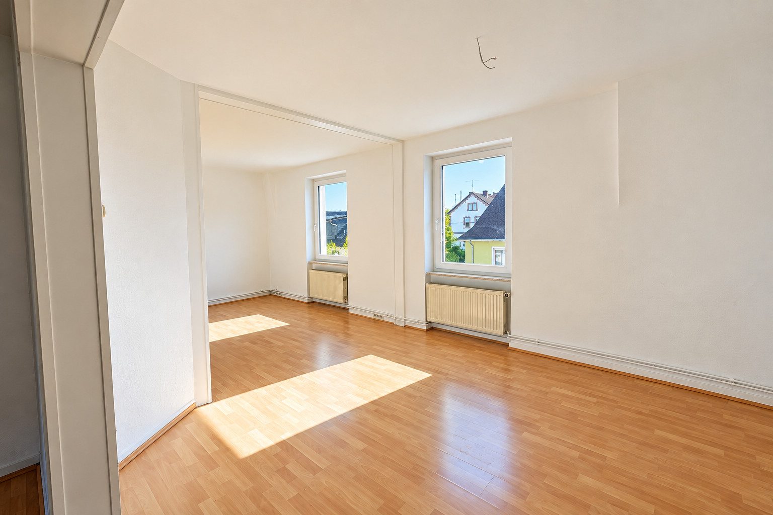 Wohnzimmer mit Fensterblick