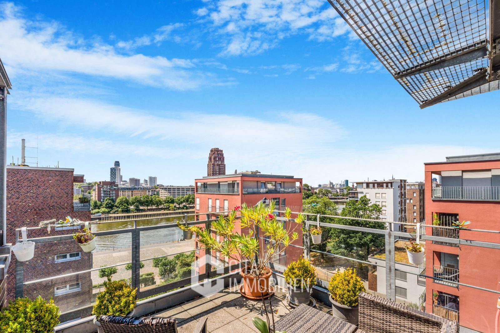 Penthouse mit Mainblick im Ostend: 4 Zimmer, 150 m², 3 Balkone, Terrasse & Aufzug | 7. OG